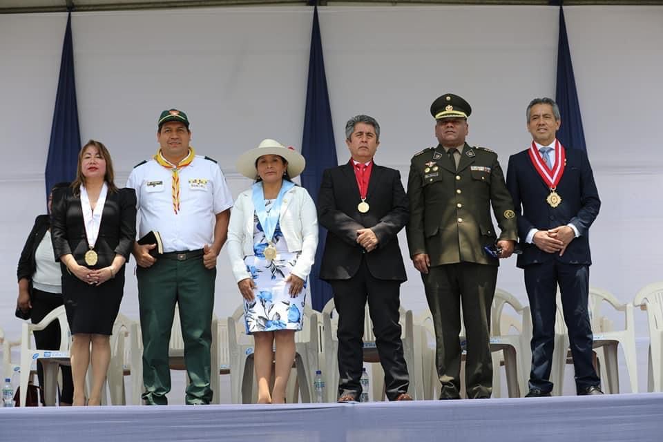 Desfile conmemorativo en celebración del 65 aniversario de los Contadores Públicos en Perú